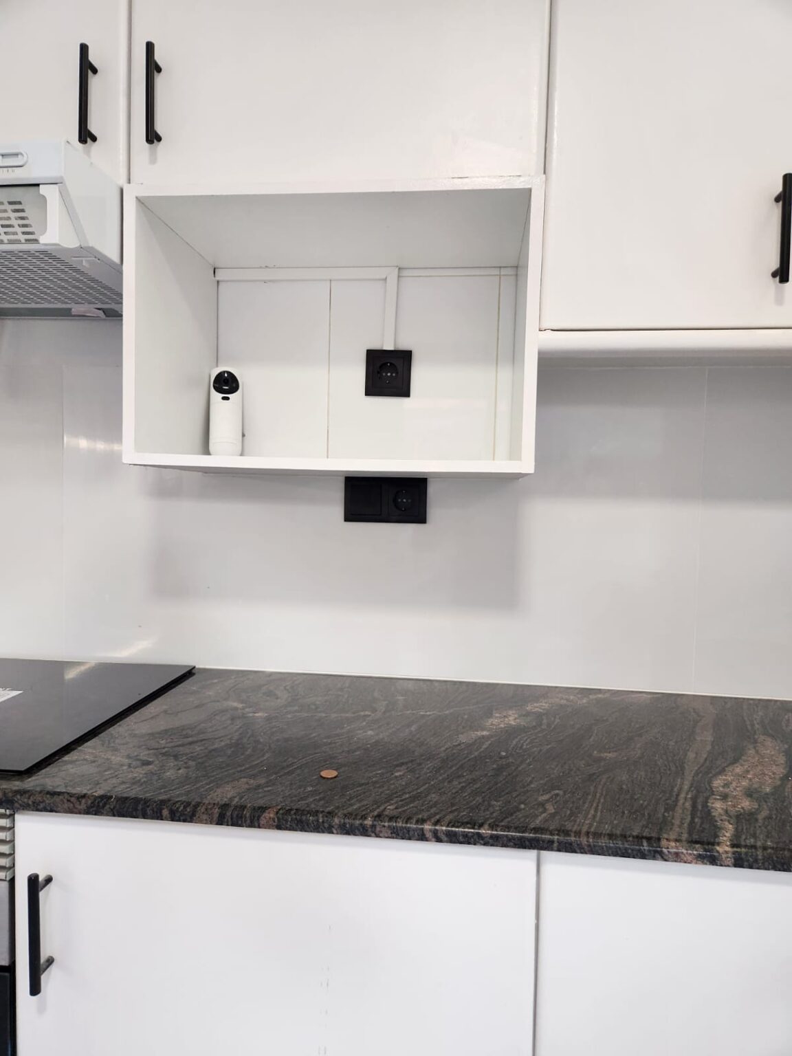 Encimera oscura y muebles blancos instalados durante reforma de cocina en Barcelona