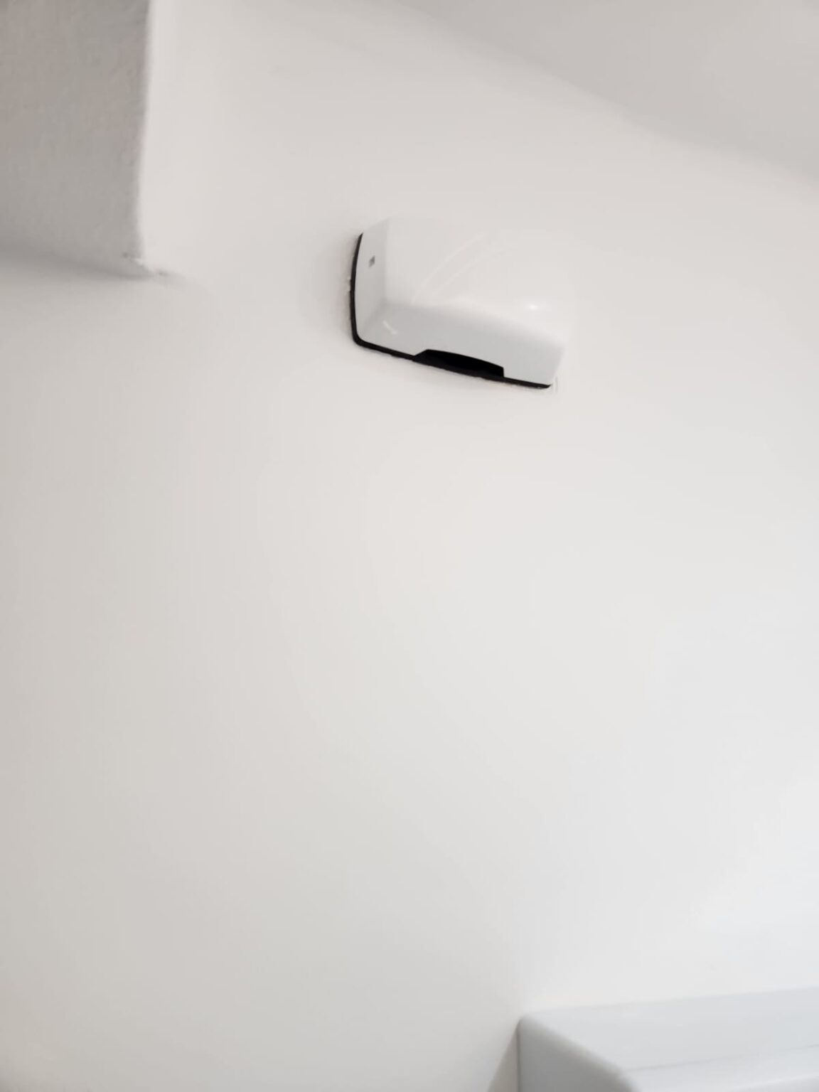 Unidad de aire acondicionado instalada en pared durante reforma integral de piso en Barcelona