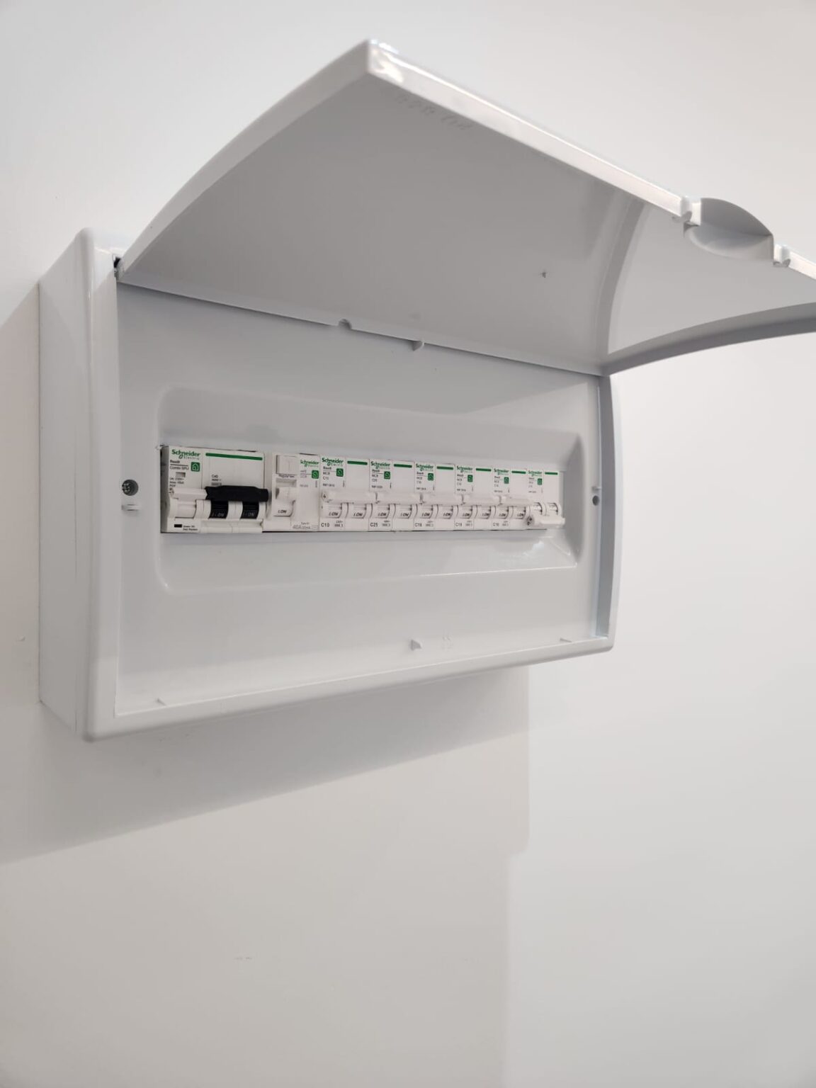 Cuadro eléctrico instalado durante reforma integral de vivienda en Barcelona