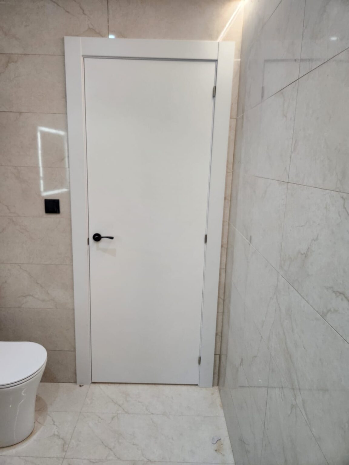 Puerta blanca de baño instalada durante reforma de vivienda en Barcelona