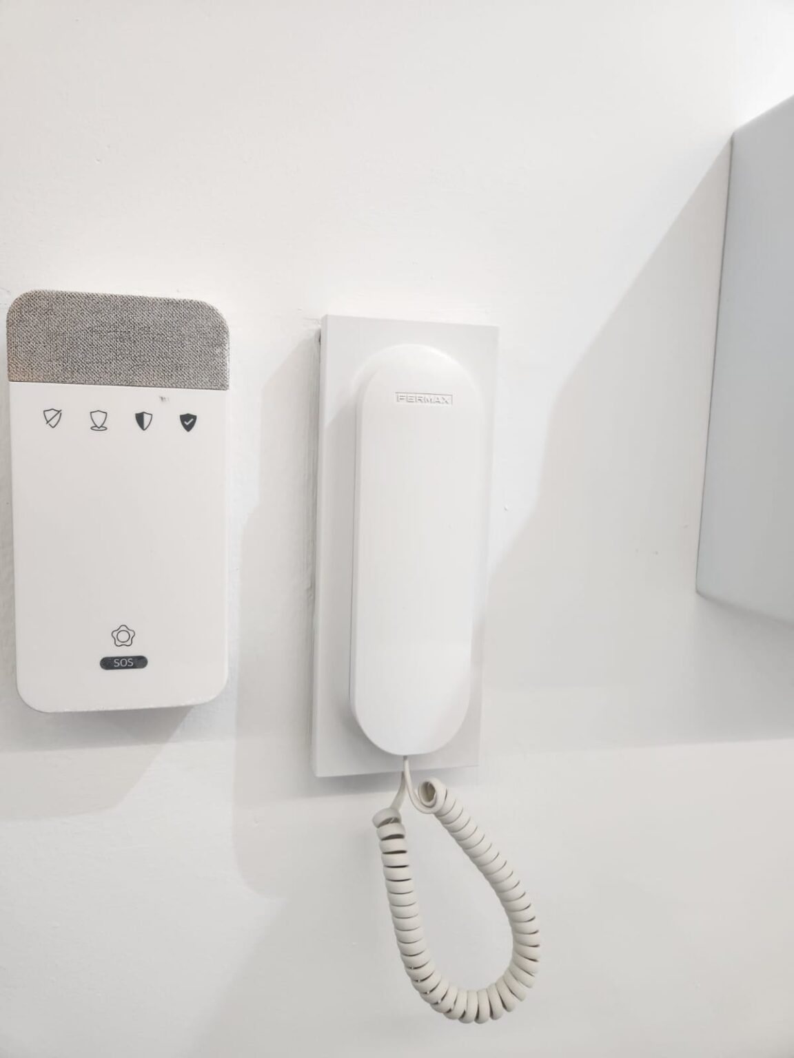Portero automático instalado en pared durante reforma integral en Barcelona