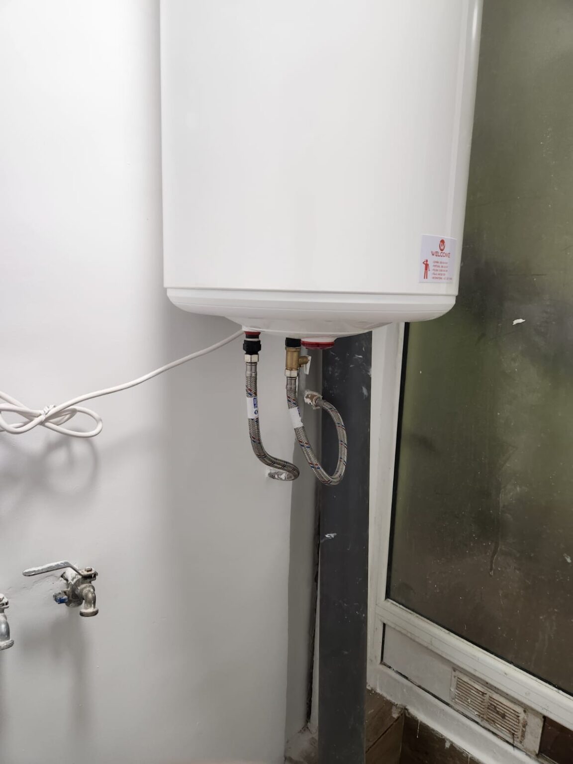 Instalación de termo eléctrico durante reforma de baño en piso de Barcelona