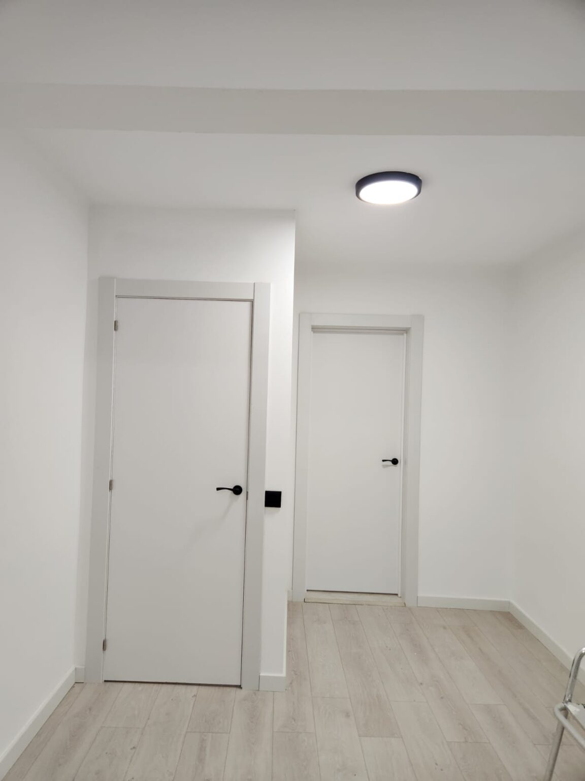 Puertas interiores blancas instaladas en vivienda reformada en Barcelona